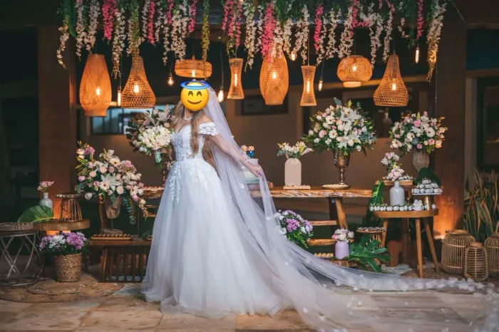 Vestido de Noiva Elegante com Véu