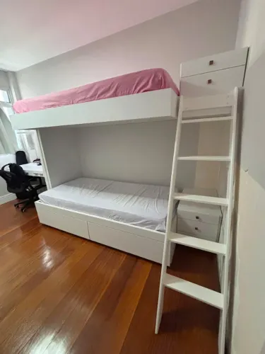 Cama Beliche Marcenaria com colchões, 2 cômodas e 2 gavetões