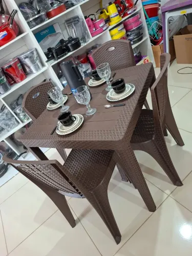 Jogo de mesa com 4 cadeiras