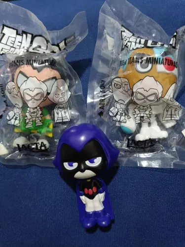 Kit completo da coleção miniaturas da Lacta dos Jovens Titãs 