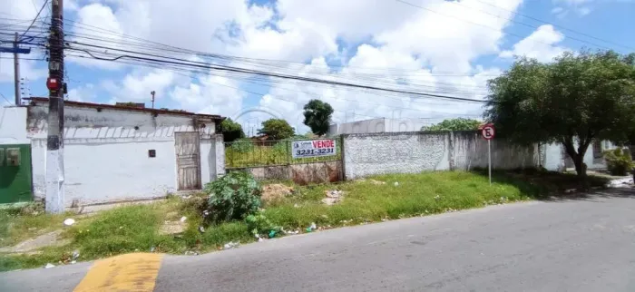 Terreno em rua pública, no Bairro América. (Vizinho a empresa Limpa fossa Moderna)