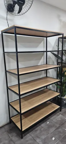 Estante moderna com estrutura metálica e prateleiras de MDF