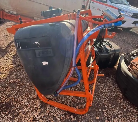 Pulverizador Jacto 400 Litros com bomba elétrica 