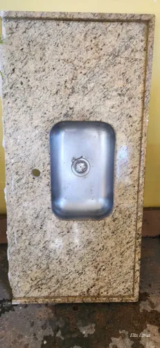 Pia de granito com cuba inox