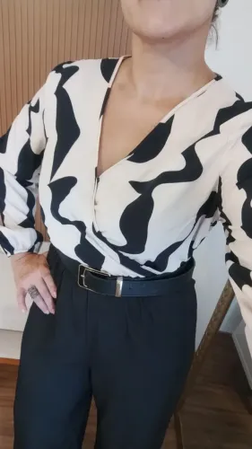 Macacão estampado marfim e preto - GG
