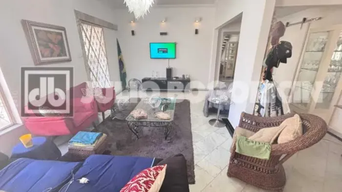 Casa Triplex em condomínio fechado - 4 quartos (1 suíte) - Terraço e churrasqueira - Vaga