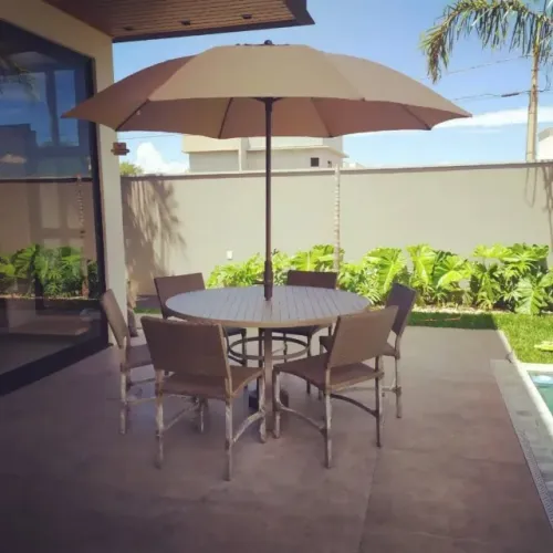CONJUNTO MESA DE ALUMINIO RIPADO COM ESPAÇO PARA OMBRELONE