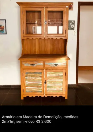Armario de madeira de demolição, semi-novo, medida 2m x 1m