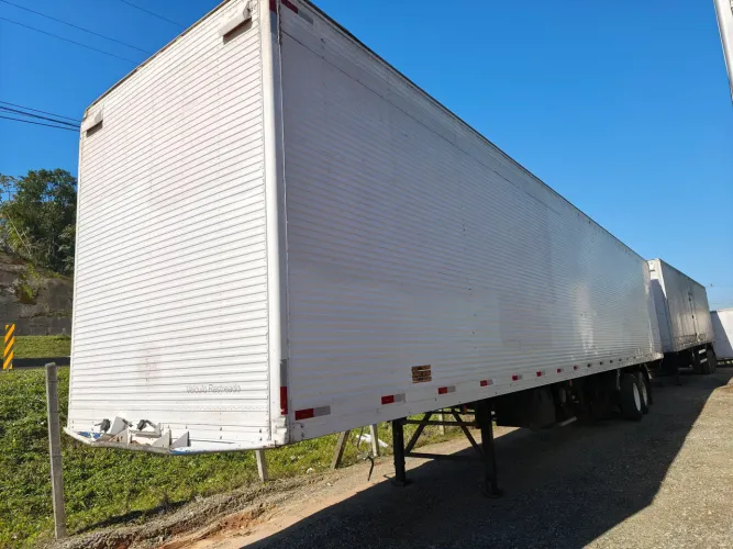 Carreta Baú  3 eixos 