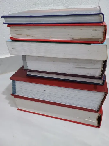Diversos livros.