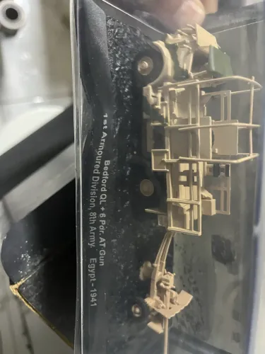 miniatura de modelo do veículo de artilharia Bedford QL + 6 Pdr. AT-Gun