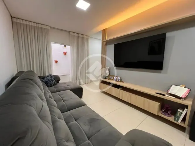 Casa a Venda - R$380.000,00 - 03 quartos sendo uma suíte, sala ampliada. cozinha gourmet c