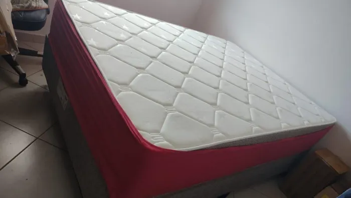 Vende-se cama Queen