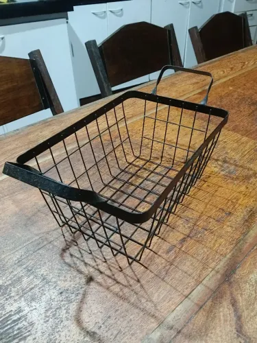 Cestinho lindo e moderno para escritório.