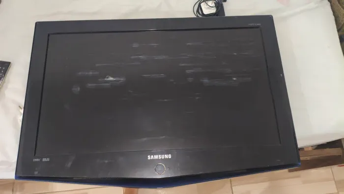 VENDO TV SAMSUNG - PARA CONSERTO OU RETIRADA DE PEÇAS. LEIA A DESCRIÇÃO!!