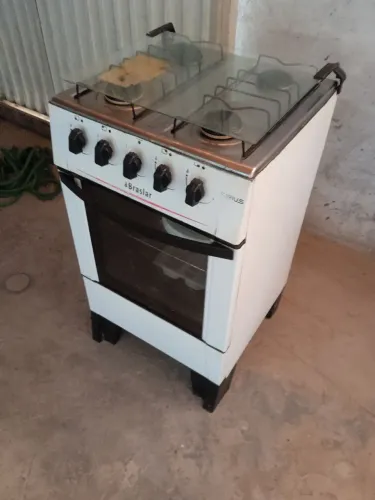Vende-se um fogão 4 bocas pequeno da marca Braslar para quebrar galho funcionando tudo
