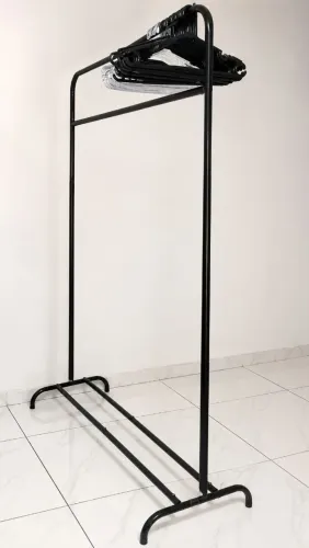VENDE-SE arara de roupas 100$