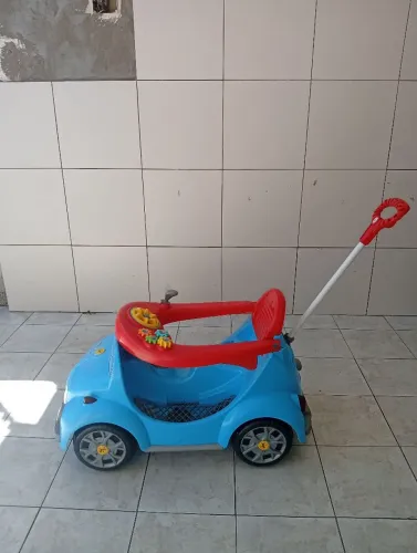 Carrinho para criança com haste.