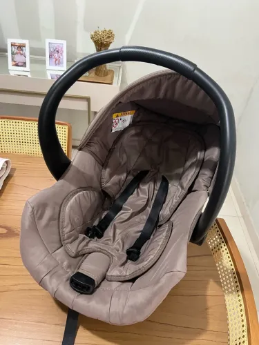 Bebê conforto galzerano acompanha capa feminina 