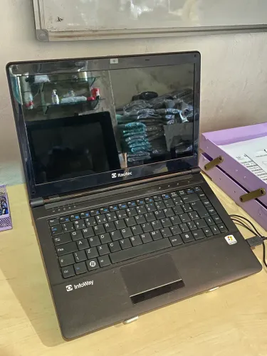 Notebook Itautec InfoWay - Funcional + Acessórios | R$ 600