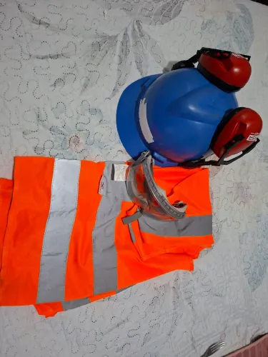 Capacete, óculos e colete 