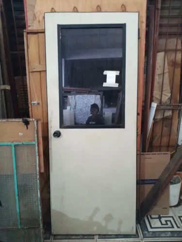 Porta com visor de vidro 2,05 por 83 cm