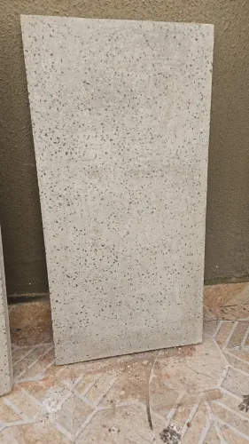 Pedras Granito - 2 pedras em granito 30x60 e 30x65 bom estado de conservação