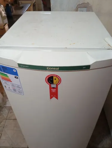 GELADEIRA CÔNSUL DEGELO NORMAL ACEITO CARTÃO DOU GARANTIA FAÇO A ENTREGA FUNCIONANDO