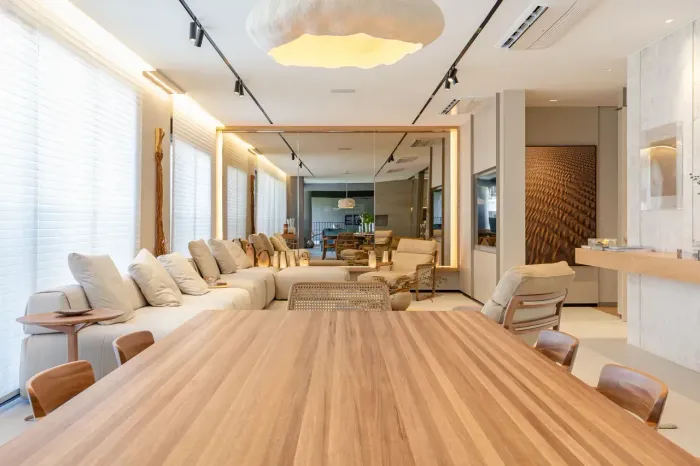 Apartamento, 4 suítes, 216m2, Varanda Gourmet com churrasqueira a carvão, acima da Praça d