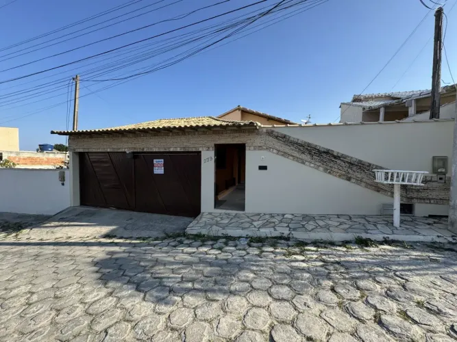 CASA À VENDA - CONDOMÍNIO DOS PÁSSAROS CABO FRIO - O Condomínio disponibiliza lazer e segu