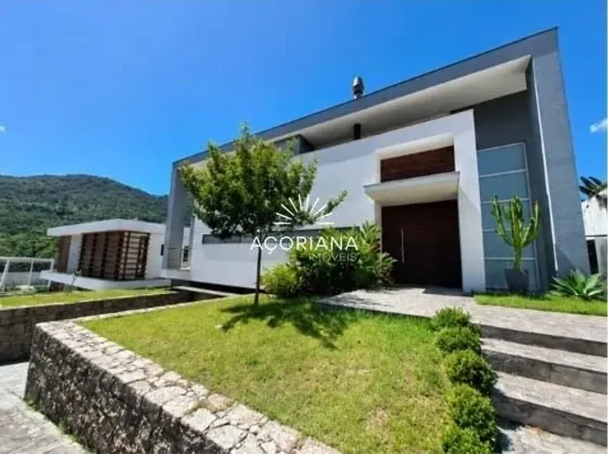 Casa de Alto Padrão para Locação no Itacorubi | 4 Quartos e 4 Vagas