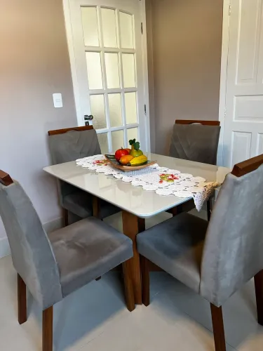 MESA DE JANTAR COM 4 CADEIRAS