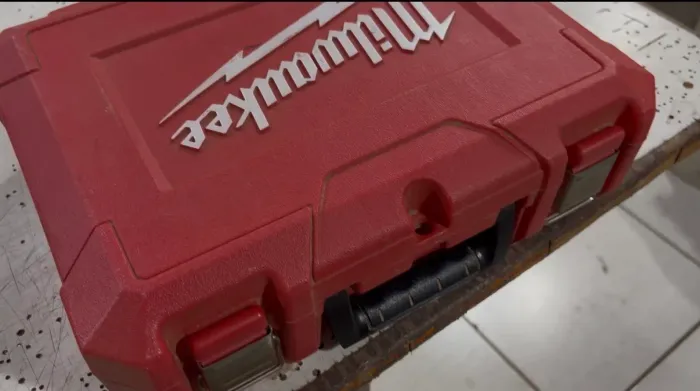 Parafusadeira Milwaukee m12 completa (com defeito)