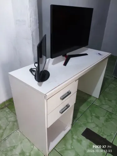 Mesa de escritório mais 2 monitores