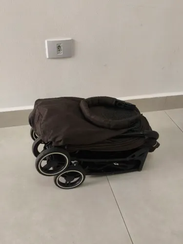 Carrinho de bebê super compacto