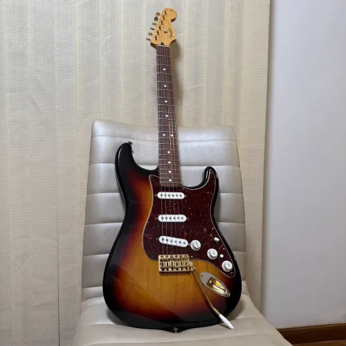 Guitarra Fender Strato Deluxe Series - Noiselles - hardware dourado e vintage, linda!! Top