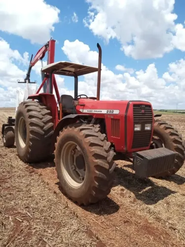 TRATOR AGRÍCOLA