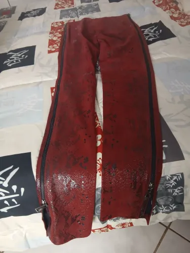 LINDA CALÇA SKINNY ANIMALE 100% COURO LEGÍTIMO PYTHON BORDÔ TAMANHO 38