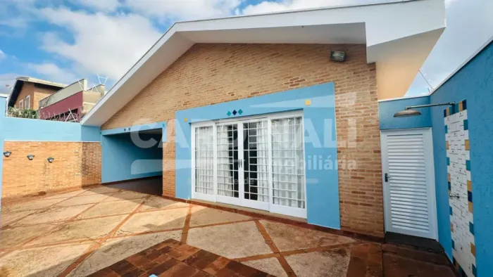 Casa de 243m² com edícula e 04 quartos sendo 01 suíte disponível para locação - Alto da Bo