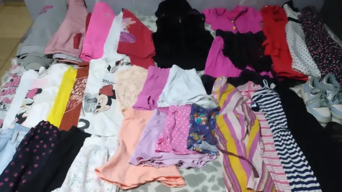 Lotinho de roupas de menina tamanho 12 anos com 34 peças