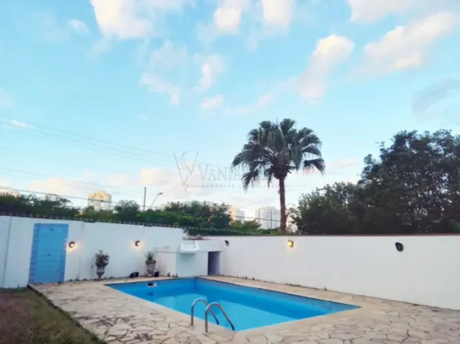 Linda Casa com Piscina, em Condomínio Fechado no Parque Residencial Aquarius