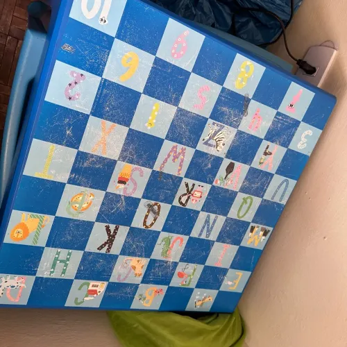 Vendo mesinha infantil + cadeiras