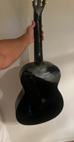 Violão preto em estado de novo