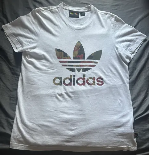 Camiseta Adidas x Pharrell Williams Hu Hiking pouco usada