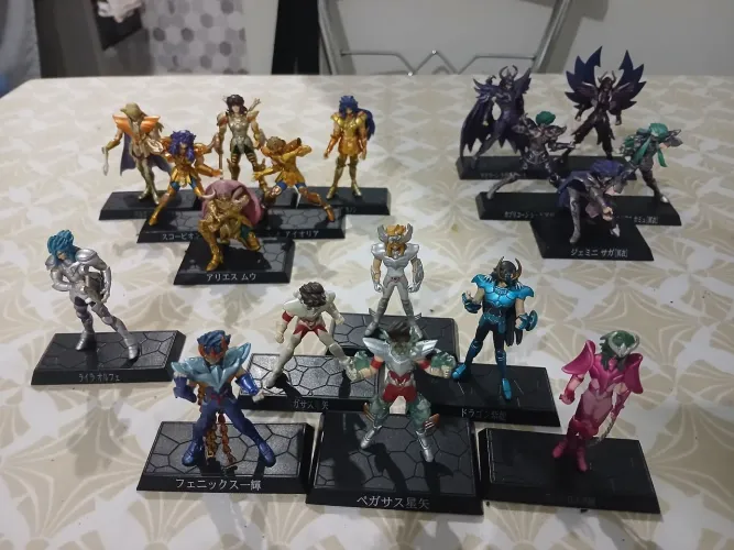 Coleção Saint Seiya - Soul of Hyper Figuration (Volumes 1 e 2) da Bandai (2006).
