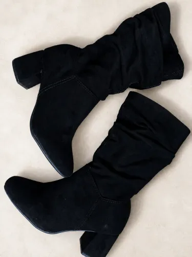 BOTA PRETA, AVELUDADA, CANO MÉDIO 
