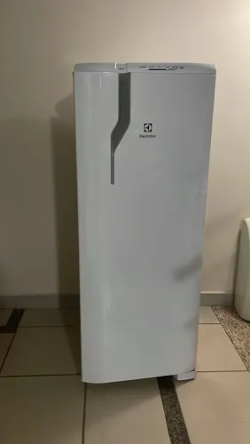 Geladeira/Refrigerador eletrolux 240L