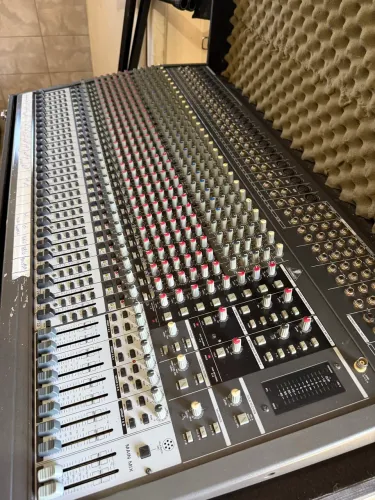 Mesa de som Behringer SX3282