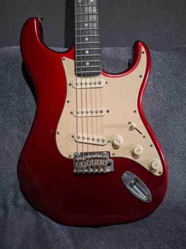 Guitarra Stratocaster TG-530 + correia