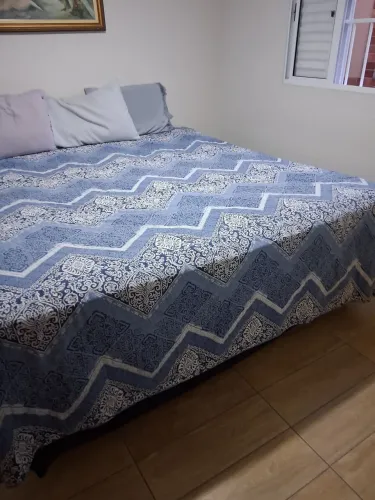 Vendo cama king em bom estado .Negociação somente pelo chat. 2,03 de comp.por 1,93  larg 
